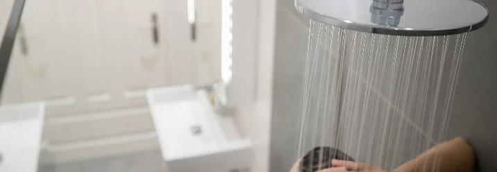 Person duscht mit Regendusche